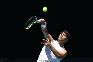 Maillot de LeBron, Rod Laver Arena : Carlos Alcaraz prend ses repères à Melbourne • TennisTemple