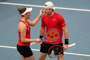 « Nous sommes une équipe » : Zizou Bergs et Elise Mertens dominent le Canada et qualifient la Belgique pour la suite de la compétition