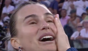 Open d&rsquo;Australie > Sabalenka à Federer et Rod Laver après sa victoire au premier tour : « Est-ce que je peux prendre une photo avec vous s&rsquo;il vous plaît ? »