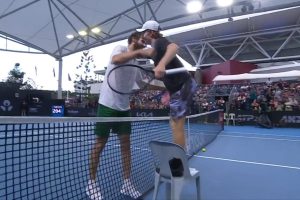 Quand Dane Sweeny grimpe sur une chaise pour saluer Reilly Opelka au tournoi ATP de Brisbane