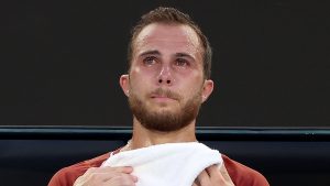 VIDEO. Open d’Australie : les larmes d’Hugo Gaston contre Jannik Sinner, le Toulousain contraint d’abandonner la rencontre