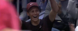 Vidéos, ATP > Alcaraz terrassé par un enfant sur le court, même Sinner est choqué