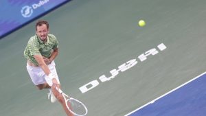 Frappes en Iran : Daniil Medvedev remporte le tournoi de Dubaï sans jouer la finale, le forfait de son adversaire évite un problème sécuritaire