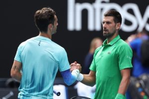 « Il était bien meilleur que moi » : largement dominé, Novak Djokovic passe en demi-finales grâce à un deuxième abandon
