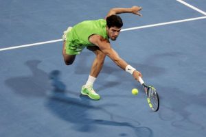 « Il y a toujours des progrès possibles » : titré à Doha en balayant Arthur Fils en finale, Carlos Alcaraz est-il devenu injouable ?