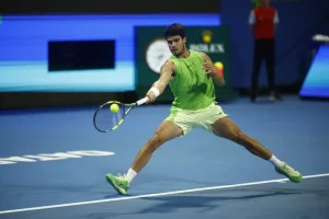 Sans briller, Alcaraz s’impose face à Rublev et rallie la finale à Doha • TennisTemple