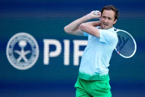 le Russe qualifié pour la 64e demi-finale de sa carrière à Dubaï • TennisTemple