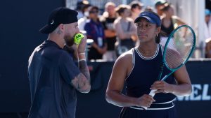 une joueuse australienne, dégoutée par le monde du tennis, arrête sa carrière à 25 ans
