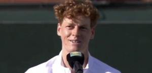 ATP – Indian Wells > Jannik Sinner à Daniil Medvedev après sa victoire en finale : « C&rsquo;est génial de te voir revenir à ce niveau. Je sais que tu t’entraînes très, très dur. Ne lâche rien »