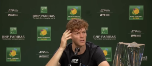 ATP – Indian Wells, Vidéos > Jannik Sinner, un poil agacé en conférence de presse : « On m&rsquo;a déjà posé la même question juste avant. Je peux répéter, si vous voulez… »