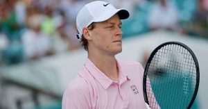 ATP – Miami > « Les gens disent que Jannik Sinner est ennuyeux, qu&rsquo;il est robotique. Mais quand je le regarde, je ne vois pas cela. Je l&rsquo;appelle Djokovic 2.0. Il fait tout ce que fait Novak, mais en mieux », affirme Greg Rusedski