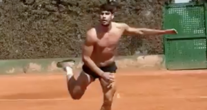 ATP, Vidéos > Pendant ce temps-là, Carlos Alcaraz fait du air tennis torse nu sur terre battue…