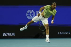 Arthur Fils écrase Stefanos Tsitsipas et rejoint Valentin Vacherot en huitièmes de finale du Masters 1000 de Miami
