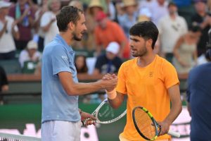 Carlos Alcaraz après sa défaite face à Medvedev en demies d&rsquo;Indian Wells : « Je n&rsquo;avais jamais vu Daniil jouer comme ça »