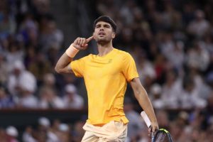 Carlos Alcaraz domine Casper Ruud et rallie les quarts de finale