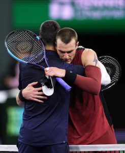 Djokovic éliminé par le tenant du titre, Alcaraz et Swiatek intraitables en 8es