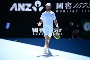 Éliminé en demi-finales du Challenger de Phoenix malgré un set et un break d&rsquo;avance, Corentin Moutet lance sa raquette en dehors du court