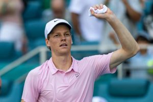 Jannik Sinner se rapproche de Carlos Alcaraz en haut du classement ATP, Alexander Zverev passe devant Novak Djokovic