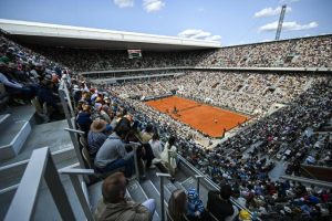 La FFT dévoile l&rsquo;affiche de Roland-Garros 2026, réalisée par l&rsquo;artiste JR