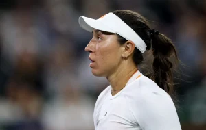 Menée par Ostapenko, Pegula réagit et rejoint les huitièmes à Indian Wells