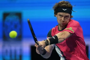 Rublev élimine Tsitsipas et se qualifie pour les demi-finales • TennisTemple