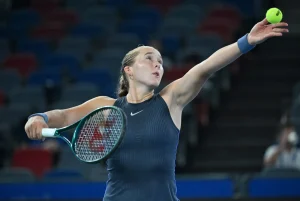 « Seuls ceux qui ne connaissent rien au tennis ne remettent pas en question sa forme actuelle », déclare Kafelnikov sur Andreeva