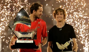 Toujours bloqués à Dubaï, Medvedev et Rublev montent un plan pour rejoindre Indian Wells à temps • TennisTemple