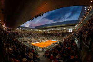 ATP > « Avec le forfait de Djokovic, le tournoi de Madrid est sérieusement affaibli. On se demande si Alcaraz sera prêt et Sinner se demande s&rsquo;il vaut mieux s&rsquo;adapter aux conditions de jeu en altitude ou se reposer davantage et ne disputer que Rome avant Paris », explique José Moron