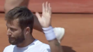 ATP – Barcelone, Vidéos > Corentin Moutet fait parler sa magie avec la balle de match de l&rsquo;année !