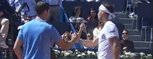 ATP – Barcelone, Vidéos > La poignée de main glaciale entre deux joueurs du top 60 après un ace à la cuillère sur balle de match !
