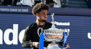 ATP > « Arthur Fils a une sorte de boulard, mais un boulard très positif. Il assume ses ambitions comme Paul Seixas en cylcisme, Victor Wembanyama en basket ou Kylian Mbappé en football », assure Frédéric Verdier
