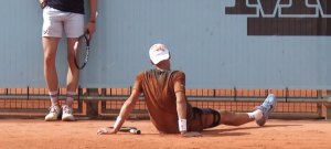 ATP – Madrid, France, Vidéos > Atmane s&rsquo;effondre au sol en plein match… mais bat quand même Humbert