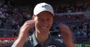 ATP – Madrid, Vidéos > Jannik Sinner, mort de rire après sa victoire au 3e tour : « De toute façon, je n&rsquo;ai pas besoin d&rsquo;une application de rencontre »