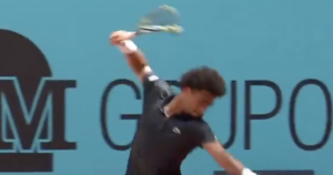 ATP – Madrid, Vidéos > Malmené et énervé, Arthur Fils s&rsquo;acharne sur sa raquette
