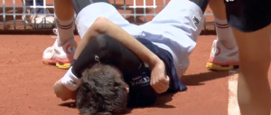 ATP – Madrid, Vidéos > Tsitsipas allume un joueur français au filet, ce dernier reste au sol !