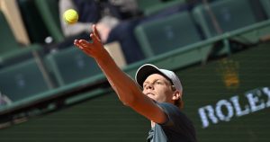 ATP > Brad Gilbert dévoile un vrai secret sur Sinner : « Darren Cahill m&rsquo;a parlé du moment clé qui a permis à Jannik de remporter trois tournois consécutifs »