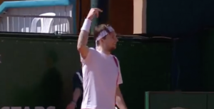 ATP – Monte Carlo, Vidéos > Bublik fait vibrer le Rocher en imitant Roger Federer