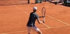 ATP – Monte Carlo, Vidéos > Jannik Sinner martyrise déjà la balle sur la terre battue du Rocher