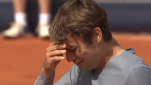 ATP – Munich, Vidéos > Cobolli, qui a perdu un être cher, fond en larmes après sa sublime victoire contre Zverev et sa qualification en finale