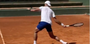 ATP, Vidéos > Djokovic s&rsquo;arrache à l&rsquo;entraînement à cinq semaines de Roland-Garros