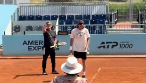 ATP, Vidéos > « Pendant que Tsitsipas essaie de s&rsquo;entraîner, sa mère ne cesse de donner des conseils, tandis que son père lui demande de se taire et de le laisser tranquille »