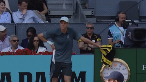 ATP – Madrid, Vidéos > En difficulté, Jannik Sinner s&rsquo;adresse à son coach après son premier set perdu contre Benjamin Bonzi : « Un coup je suis bon, un coup je ne le suis pas »