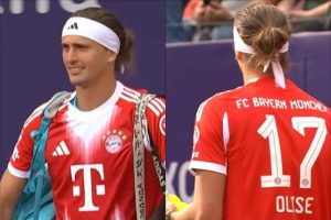 Alexander Zverev entre sur le court à Munich avec un maillot du Bayern floqué Michael Olise