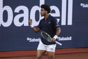 Arthur Fils fait forte impression face à Lorenzo Musetti et se qualifie pour les demi-finales de l&rsquo;ATP 500 de Barcelone