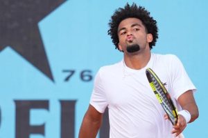 Arthur Fils fracasse sa raquette après la perte du premier set face à Ignacio Buse pour son entrée en lice au Masters 1000 de Madrid