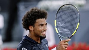 Arthur Fils impressionne avant Roland-Garros : le Français affrontera Jannik Sinner en demi-finale à Madrid, juste après son titre à Barcelone