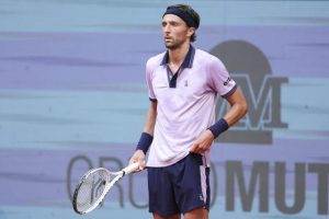 Blessé au mollet, Arthur Rinderknech abandonne au 3e tour du Masters 1000 de Madrid alors qu&rsquo;il venait de recoller à un set partout