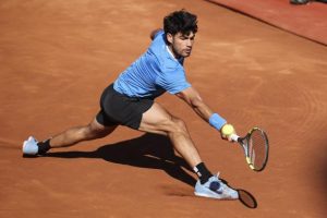 Carlos Alcaraz bat Otto Virtanen au premier tour de l&rsquo;ATP 500 de Barcelone malgré une gêne au poignet droit