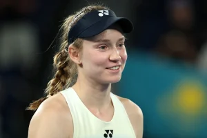 Elena Rybakina frappe fort pour ses débuts sur terre battue à Stuttgart