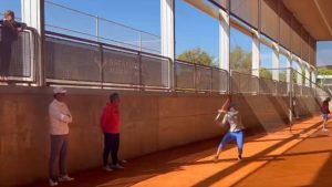 Iga Swiatek s&rsquo;entraine sous le regard attentif de Rafael Nadal !